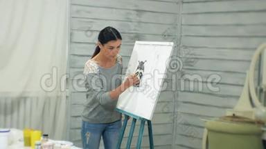 一位年轻英俊的老师在黑板上画画，在美术课上教书